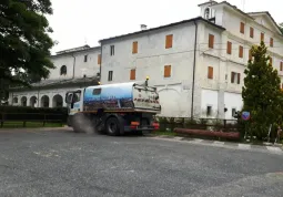 Al via il restyling dei piazzali del Santuario di Valmala: L’intervento concerne le aree pubbliche adiacenti alla chiesa che attualmente sono costituite da un semplice manto di asfalto, su cui risultano debolmente tracciate e linee bianche orizzontali a parcheggio libero